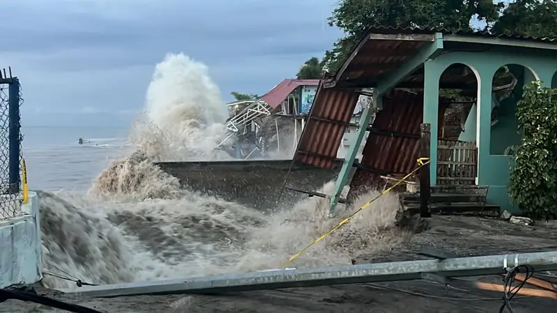 Coastal construction work with rock bags in Panama — photo 8