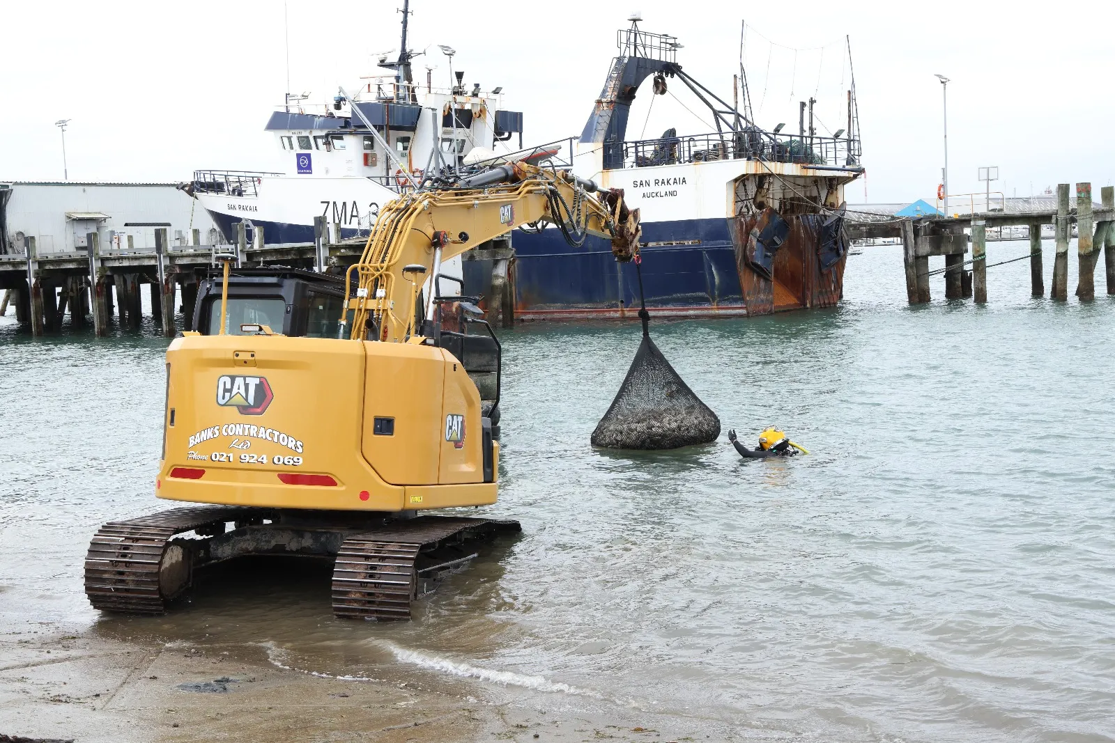 Port works with rock bags in New Zealand — photo 3
