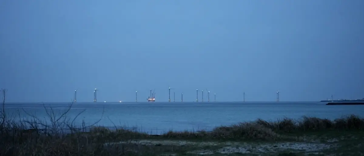 Offshore platform or wind turbine base with subsea rock bag armor